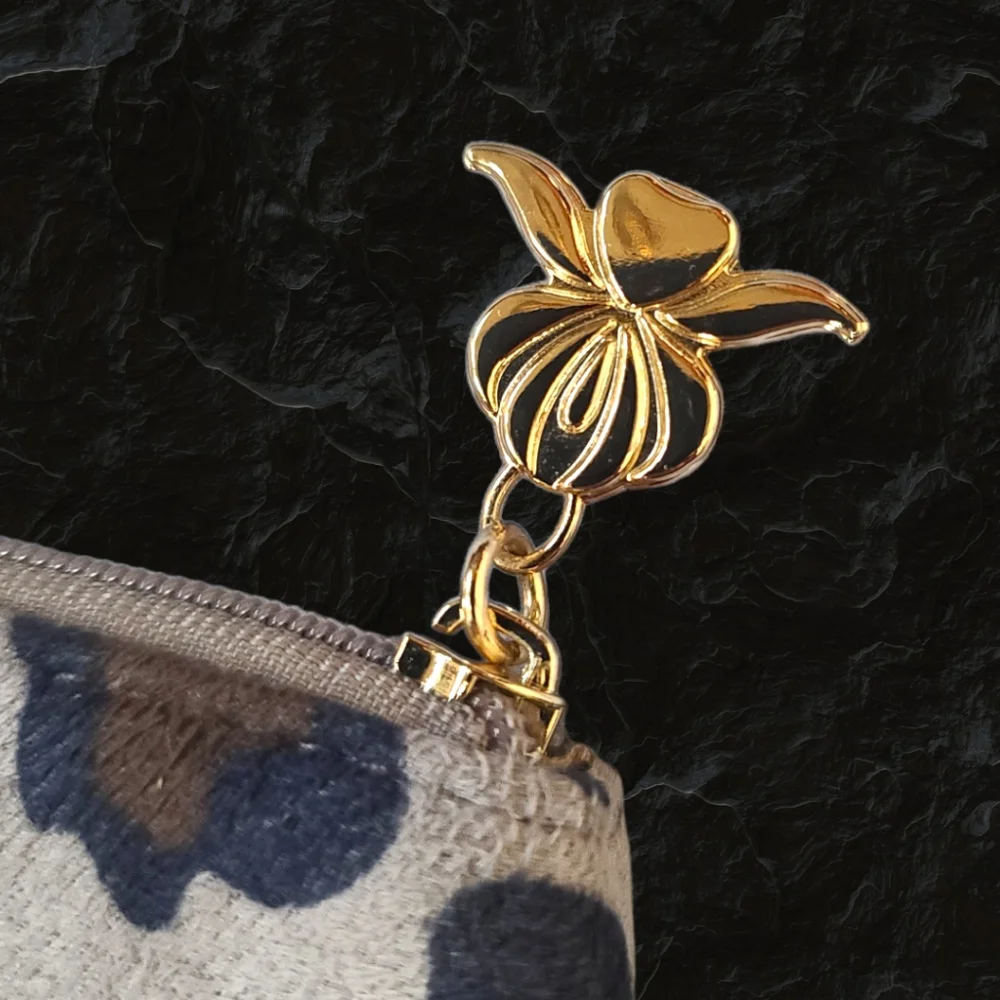 ADM Beauty Trousse Grise Leopard Print Cosmetic Make Up Charm Bag (NWOT)